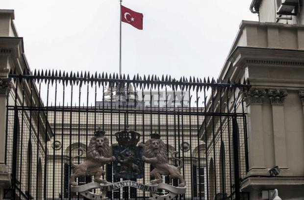 За известно време днес от холандското консулство в Истанбул се вееше турският флаг